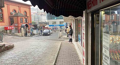 Aniden bastıran yağmurda saçak altına saklandılar