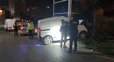 Ankara'da hafif ticari araç üst geçidin ayağına çarptı: 2 ölü, 1 yaralı