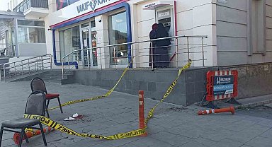 Annesiyle gönül ilişkisi olduğunu düşündüğü şahsı bıçakla yaraladı