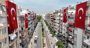 Antalya caddeleri kırmızı beyaza büründü