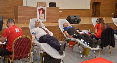 Antalya polisinden Cumhuriyetin 100. yılı etkinliklerinde Kızılay'a kan bağışı