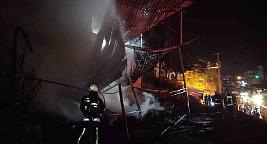 Antalya'da müstakil ev alev alev yandı, patlamalar mahalleyi sokağa döktü