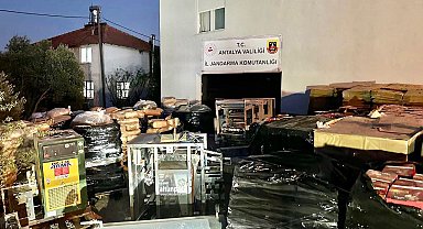 Antalya'da piyasaya sürülmeye çalışılan 12 ton kaçak kahve ele geçirildi