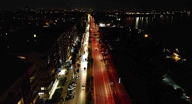 Antalya'da sokak lambaları kırmızı-beyaz aydınlatıyor