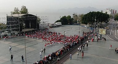 Antalyalı miniklerden Cumhuriyet'in 100'üncü yılına özel koreografi