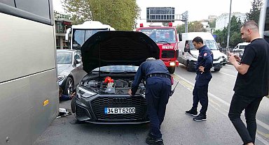 Araç motoruna giren yavru kediyi kurtarmak için seferber oldular