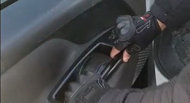 Araçta çorap içerisinde ruhsatsız tabanca ele geçirildi