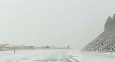 Ardahan'da dolu yağışı yolları beyaza bürüdü