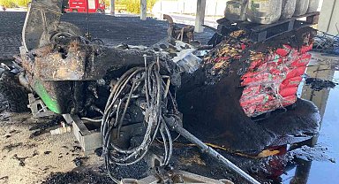 Ardiyede plastik kasalar yandı, gökyüzünü kara dumanlar kapladı