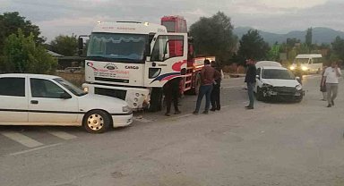 Arızalı otomobil bir anda çalışıp hareket edince 3 araç birbirine girdi