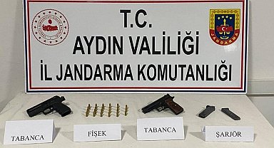 Arka koltuğa saklanan silahlar, jandarmanın dikkatinden kaçmadı