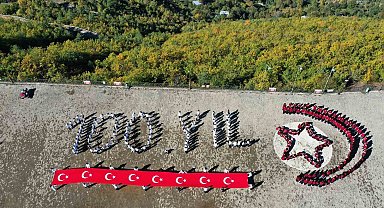 Artvin Atatepe'de öğrencilerden 100. yıl logosu