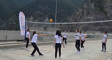 Artvin Deriner Barajı gövdesi üzerinde voleybol oynadılar