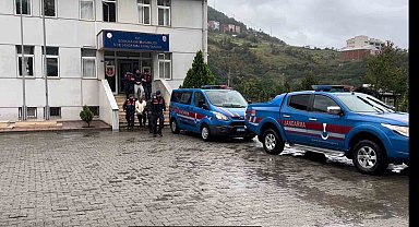 Artvin'de yakalanan firari şüpheli ile kaçışına yardım eden iki zanlı tutuklandı