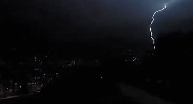 Artvin'de yıldırım düşme anı kameraya yansıdı