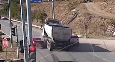 Aşırı hız ve dikkatsizliğin yol açtığı kaza anları kamerada