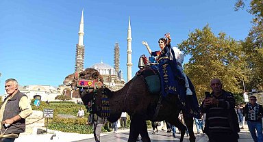 Asırlık gelenek: Gelin ve damat hamama deveyle geldi