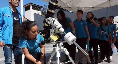 Astronomi profesörü Derman, Antalya Bilim Merkezi'nde öğrencilerle buluştu