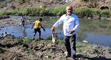 At kemikleri, ölü hayvanlar ve lağım suyu arasında kurbağa avı