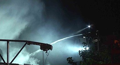 Ataşehir'de iki katlı bina alev alev yandı