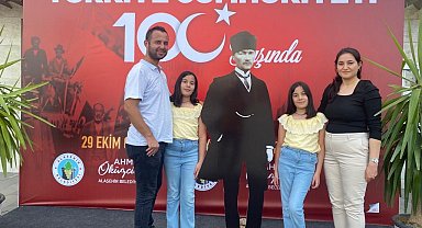 Atatürk maketiyle fotoğraf çektirebilmek için sıraya girdiler