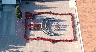 Atatürk Ortaokulu öğrencilerinden Cumhuriyet'in 100. yılına özel koreografi