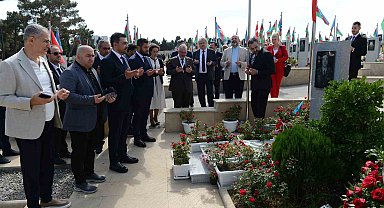 ATO Başkan Vekili Yılmaz, Haydar Aliyev'in mezarını ziyaret etti