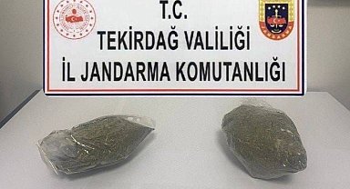 Attığı poşetten kubar esrar çıktı