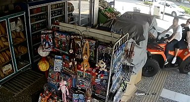 ATV ile markete dalan Alman çifte su kolileri hava yastığı görevi yaptı