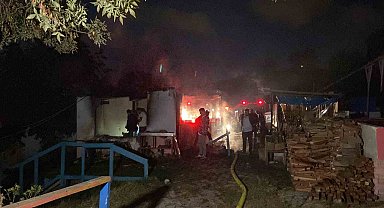 Avcılar'da aile çay bahçesinde yangın: Alandaki restoran ve 2 baraka ev alev alev yandı