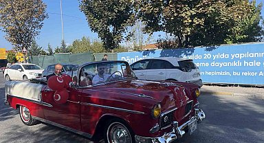 Avcılar'da klasik araçlar ve belediye araçlarıyla cumhuriyet korteji yapıldı