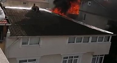 Avcılar'da korkutan çatı yangınında 1 kişi dumandan etkilendi