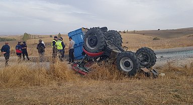Ayçiçeği yüklü traktör devrildi: 1 yaralı