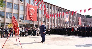 Aydın'da 100. yıl kutlamaları çelenk sunma töreni ile başladı
