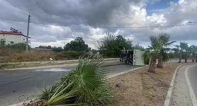 Aydınlatma direğine çarpan minibüs yan yattı: 2 yaralı