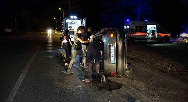 Aydınlatma direğine çarparak devrilen otomobilin içerisinde sıkıştı