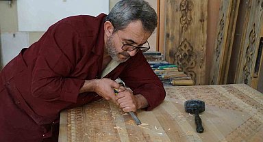 Aylarca tek tek eliyle oyduğu ahşap işlemeler, yurt dışından rağbet görüyor