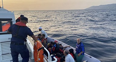 Ayvacık açıklarında Yunan unsurlarınca ölüme terk edilen 20 kaçak göçmen kurtarıldı