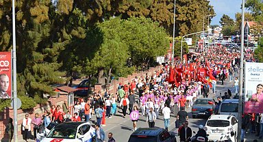 Ayvalık halkı Cumhuriyetin 100. yıldönümü için coşkuyla yürüdü