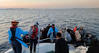 Ayvalık'ta botlarının motoru arızalanan 45 düzensiz göçmen kurtarıldı