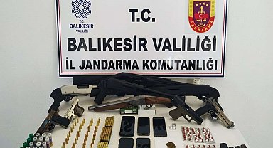 Ayvalık'ta çok sayıda silah ve uyuşturucu madde ele geçirildi: 7 gözaltı