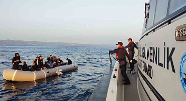 Ayvalık'ta Türk kara sularına itilen 34 göçmen kurtarıldı