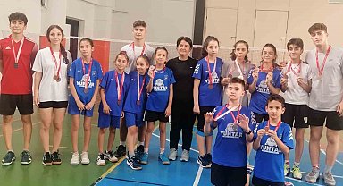 Badminton İl Birinciliği'nde Yunusemre madalyaları topladı
