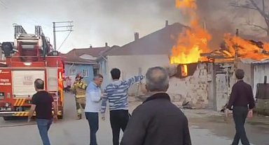 Bahçede yaktıkları ateş eve sıçradı