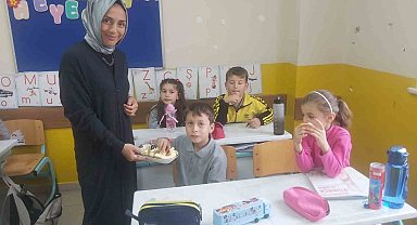 Bahçeden toplanan meyveler okul öğrencilerine dağıtıldı