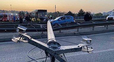 Bahçelievler'de İETT otobüsü aydınlatma direğine çarptı, devrilen direk hareket halindeki otomobilin üzerine düştü