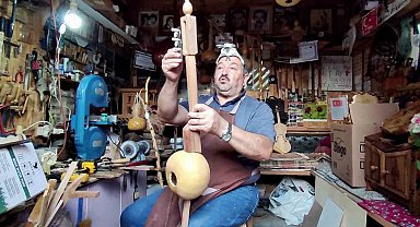 Bahçesinde yetiştirdiği su kabaklarını süs eşyalarına ve kabak kemaneye dönüştürüyor