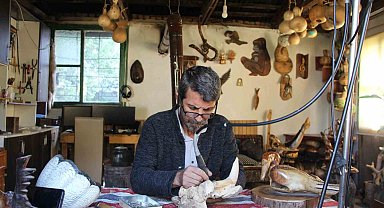 Bahçesini kendi için yaşam alanına çevirdi: Doğada kemikleşmiş odunlara çeşitli şekiller veriyor