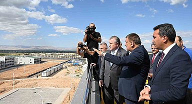 Bakan Bak: "Çok modern ve kayısı için önemli bir merkez"