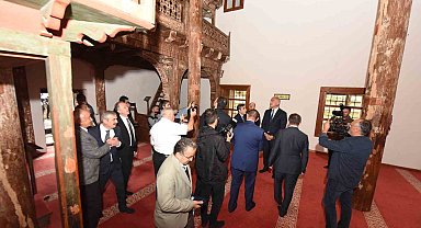 Bakan Ersoy: "Eşsiz bir yapı olan Mahmut Bey Camii'nin çevresinde UNESCO ile yeni planlamalar yapılacak"